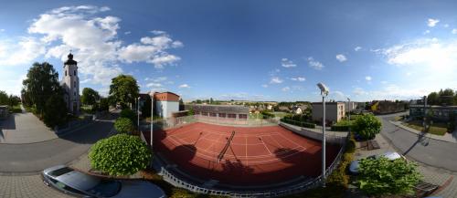 Strahovice areál školy, tenisový kurt (foto z&nbsp;dronu)