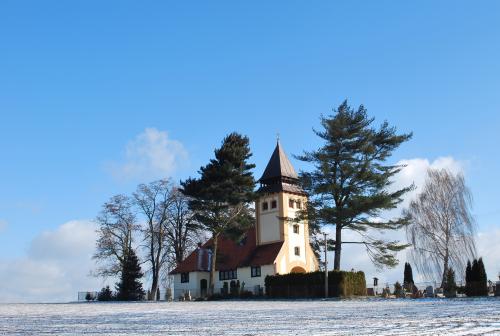 evangelický a&nbsp;pravoslavný kostel v&nbsp;Sudicích v&nbsp;zimě