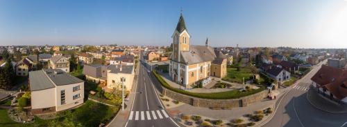 Štěpánkovice - pohled na&nbsp;kostel z&nbsp;dronu